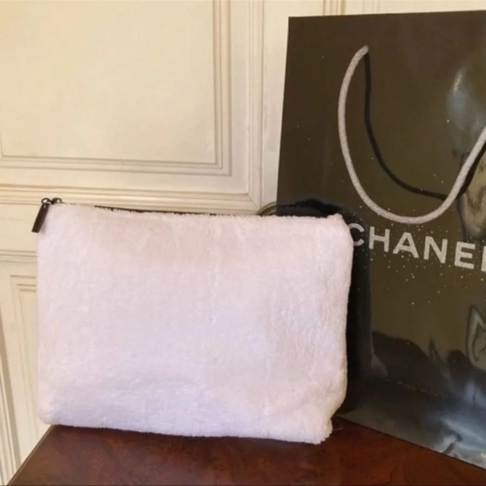 New CHANEL White textured cosmetic case 11x18